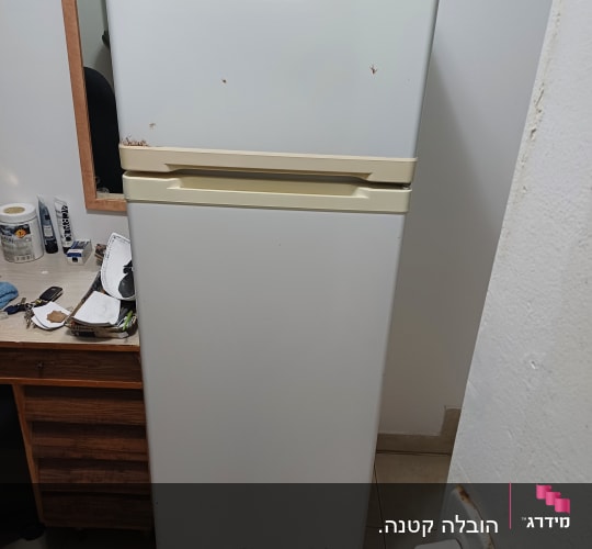 מקרר לבן של חברת BEKO מועמד להובלה